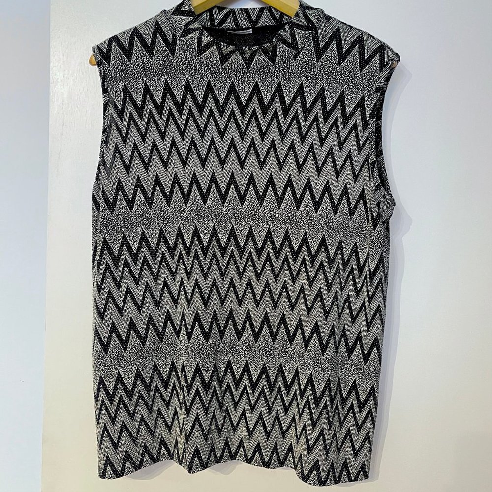 Women's sleevless top